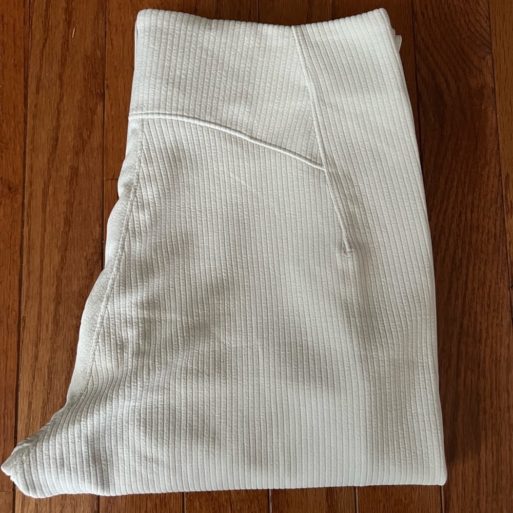 EUC Lululemon Ribbed Softstreme Zip-Leg High-Rise Cropped Pant 25" size 6